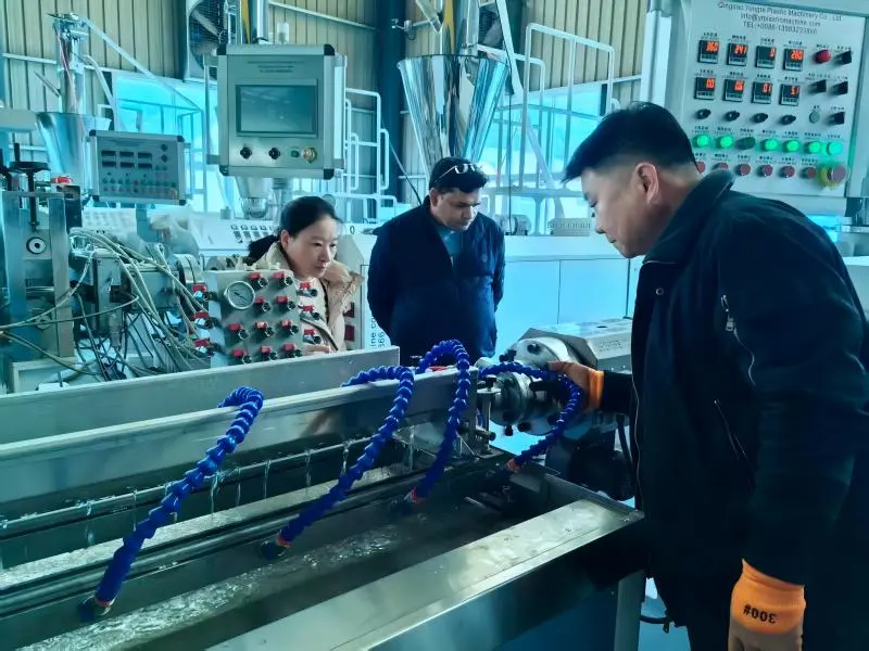 భారతదేశ కస్టమర్ కోసం రబ్బరు నీటిపారుదల పైప్ మెషిన్ ఆన్-సైట్‌లో నడుస్తోంది